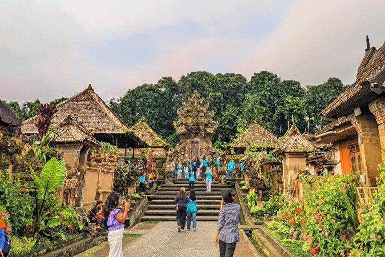 Pariwisata Berbasis Masyarakat: Masyarakat Menjadi Penggerak Destinasi Wisata.