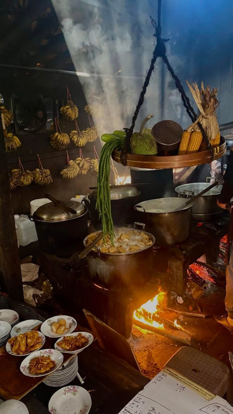 Secangkir Kopi dan Sepiring Lodeh: Mengapa Kopi Klotok Begitu Populer?