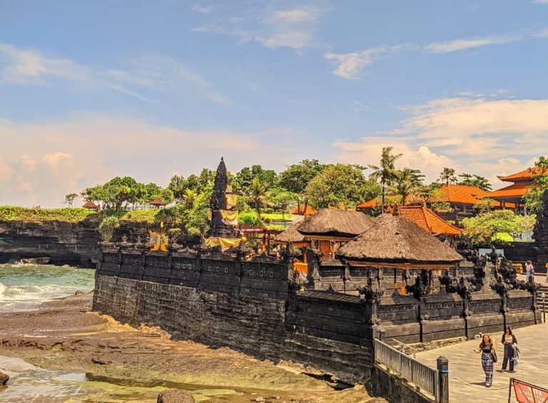 Tanah Lot Bali: Pesona Pura di Tengah Laut dan Warisan Budaya yang Tak Lekang Waktu