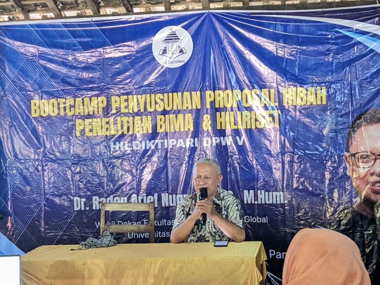 Ketua HILDiktipari DPW 5 Buka Bootcamp Penyusunan Proposal Hibah Penelitian BIMA dan Hiliriset di Desa Wisata Pancoh.